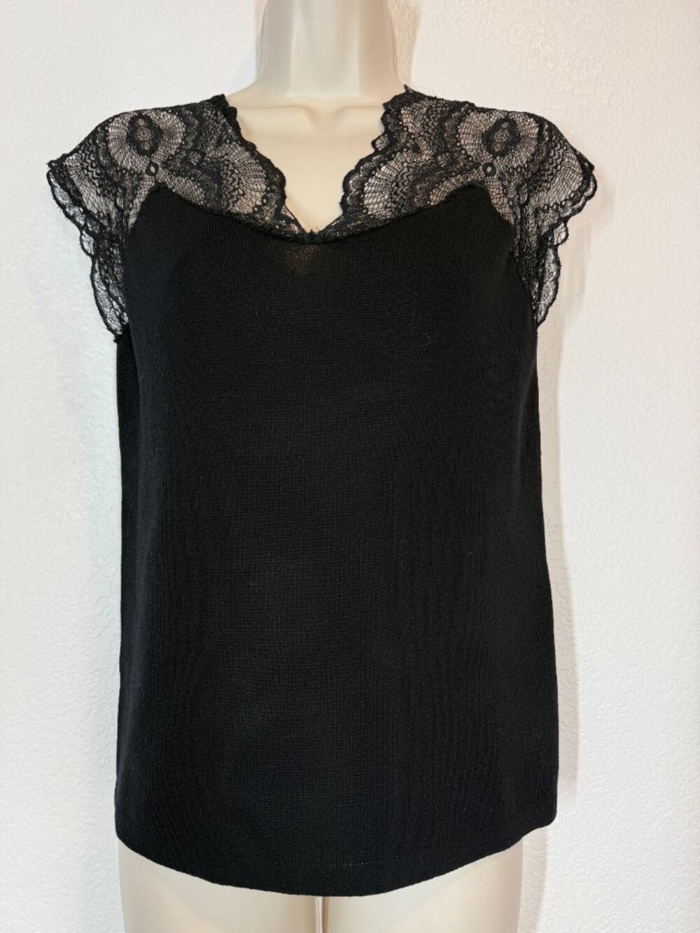 Frank Lyman Black Lace Top Blouse Size Small Sheer Floral Lace Cap Sleeve - Picture 2 of 9